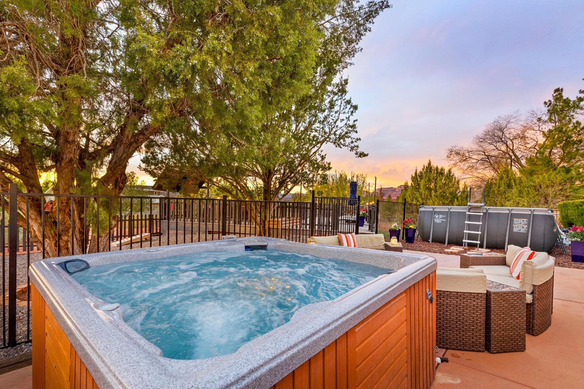 Serene Home- Sleeps 16 - Pet Friendly - Hot Tub - Pool -2 Kitchens! Sedona Eksteriør billede