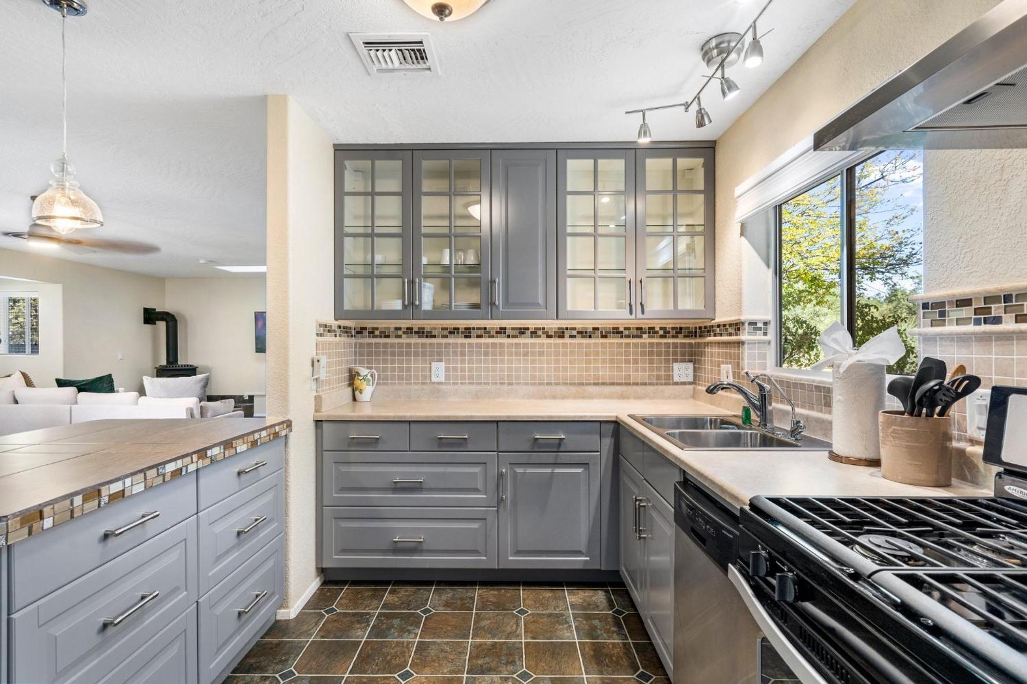 Serene Home- Sleeps 16 - Pet Friendly - Hot Tub - Pool -2 Kitchens! Sedona Eksteriør billede
